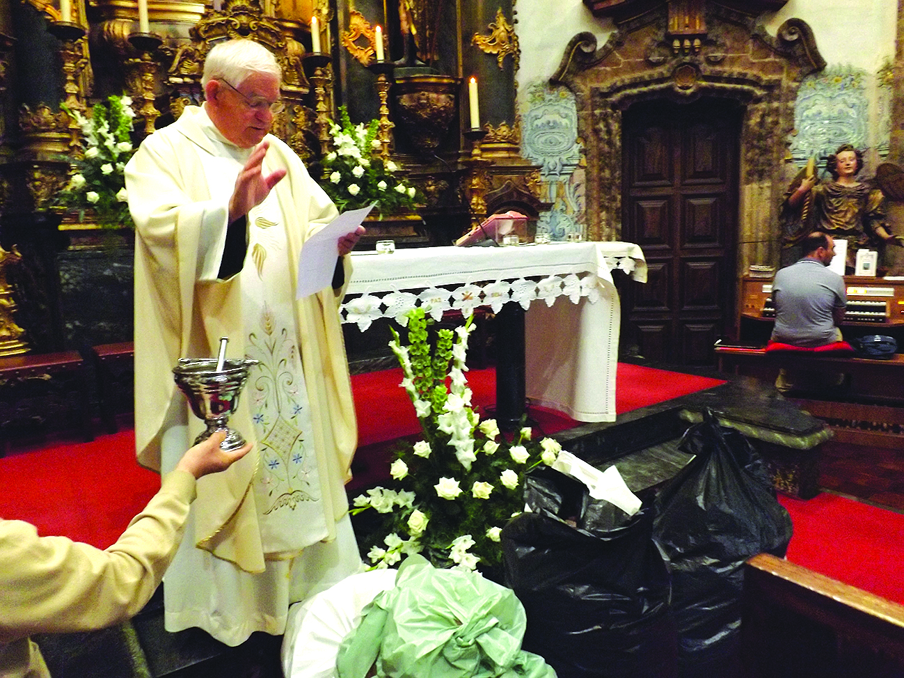 Igreja dos Terceiros encheu-se para receber o pão de Santo António