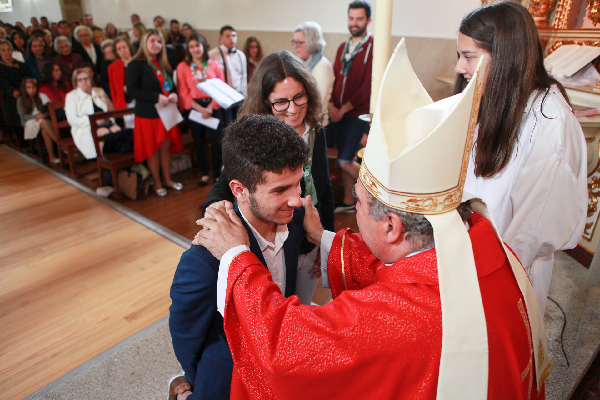 Crismas na Diocese: centenas de jovens enchem as Igrejas Paroquiais